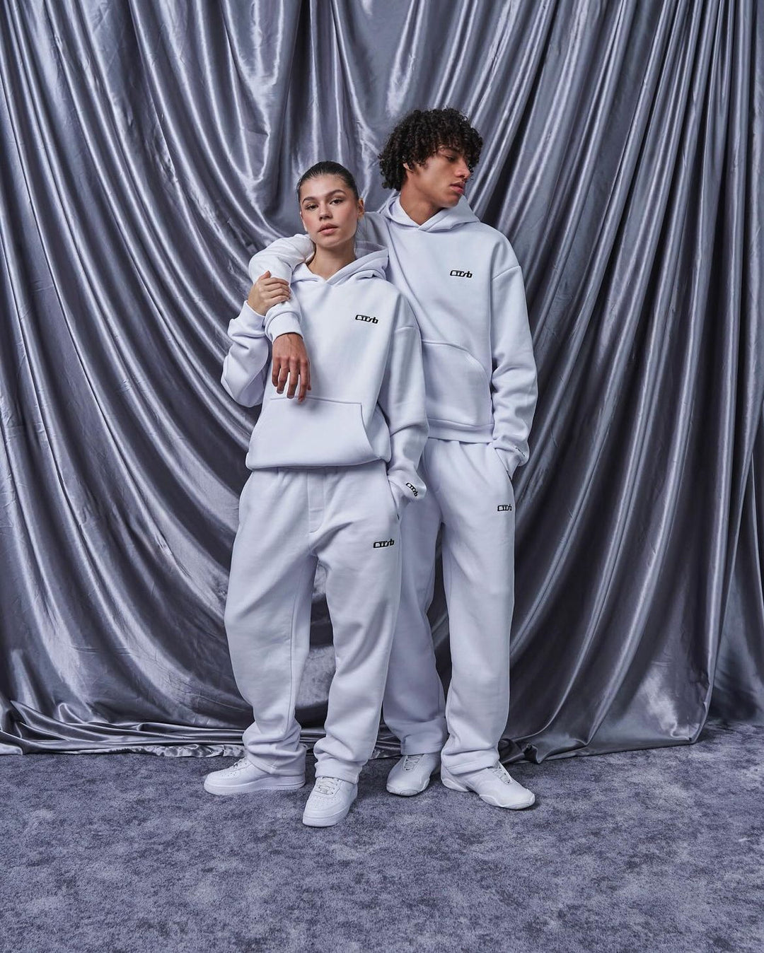 Hyggelig viral hoodie + GRATIS joggingbukser!