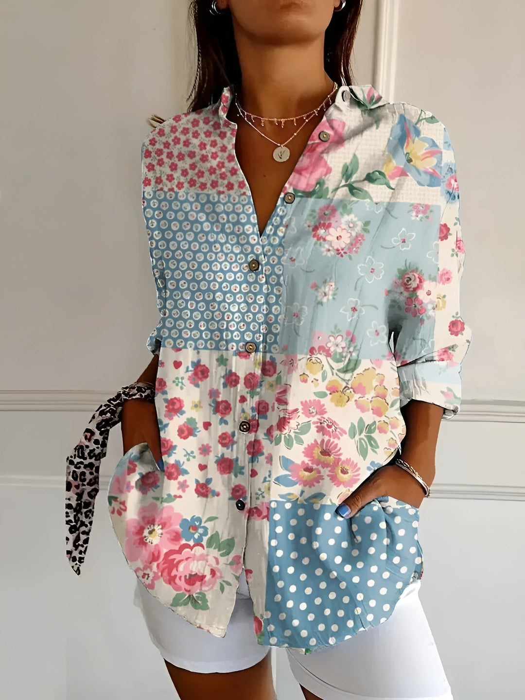 Marianne - Afslappet bomuldsbluse med blomster og bølger